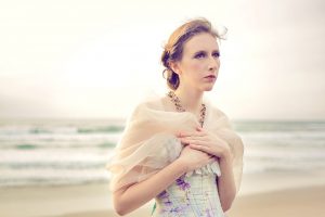 Porter son foulard carré pour femme comme un châle